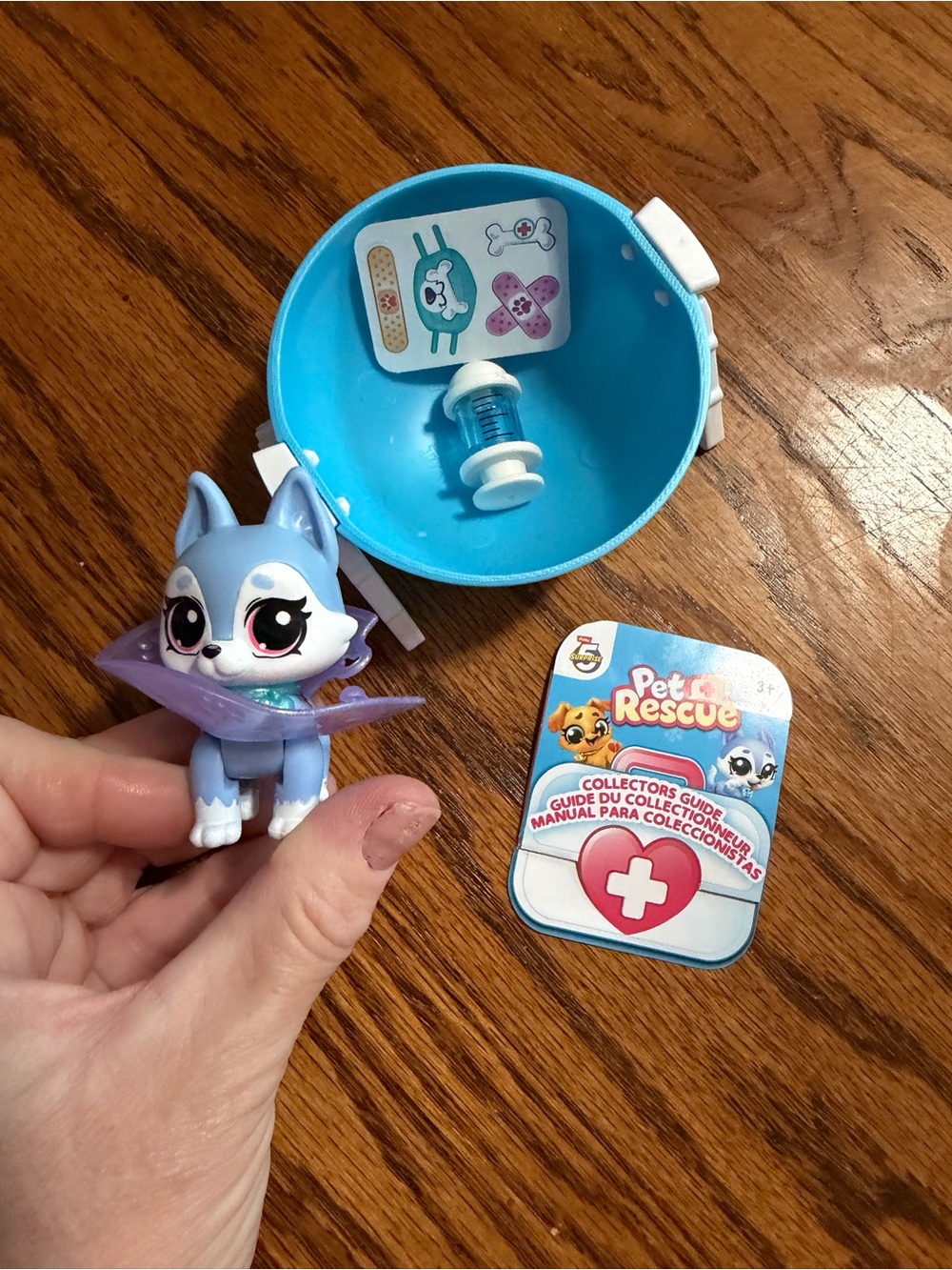 Pet Rescue Blue Husky Figure with Playset Capsule